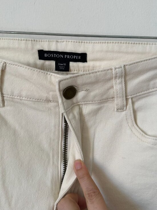 NWOT Boston Proper Cream Cropped Jeans Beaded Hem Zip Ankle Size 10 - Picture 4 of 6
